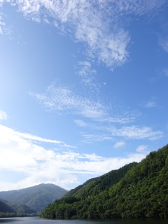 山間の大河