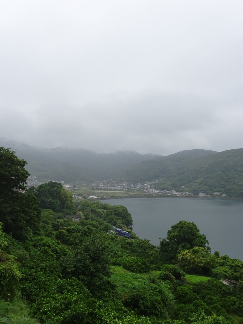 梅雨空のローカル線
