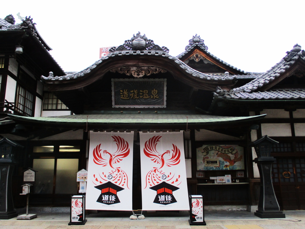 早朝の道後温泉本館