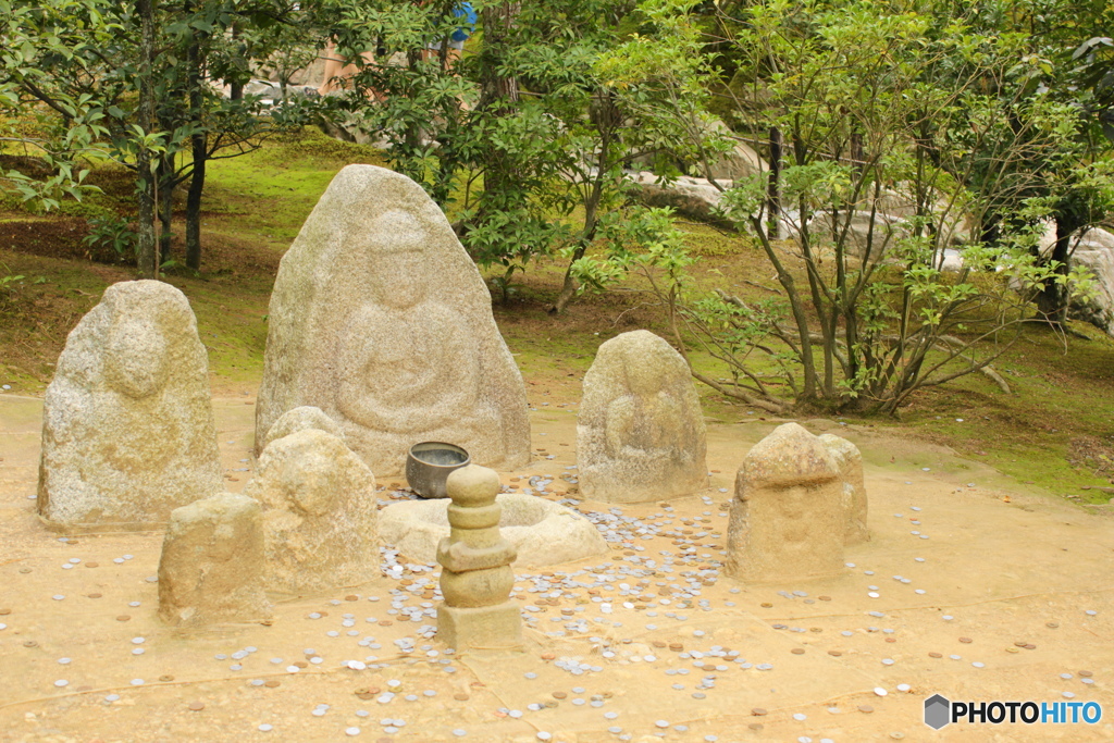 金閣寺境内の石仏