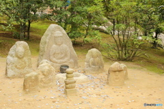 金閣寺境内の石仏