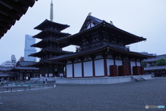 金堂から見た五重塔とハルカス３００