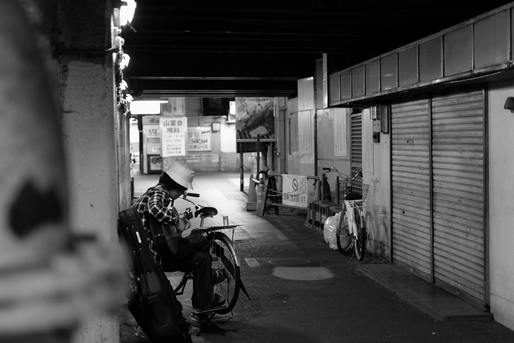 いつものガード下、凄腕のギタリストが静かにギターを奏でていた。