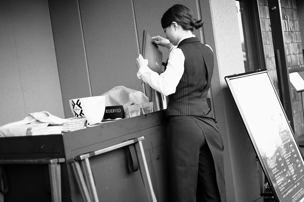 大阪天神橋近くの川沿いのレストランで働くお姉さん