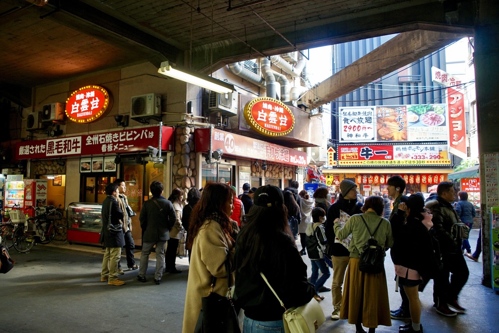 ここは駅全体が焼肉の匂いに包まれる。