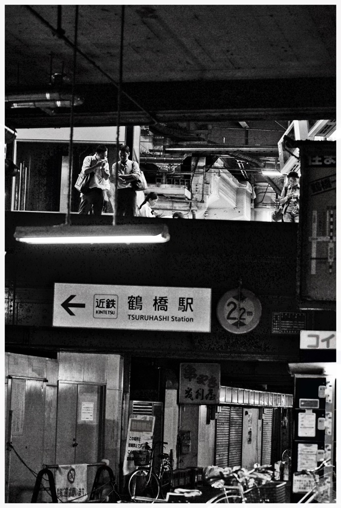 ホーム丸見え。