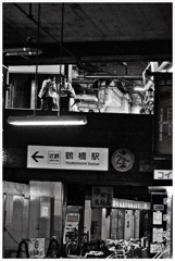 ホーム丸見え。