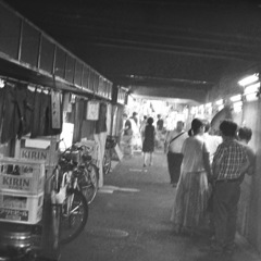 鶴橋の焼肉街でもこのガード下は串焼き専門