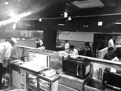 キッチン側からの写真はあまり見ないでしょ〜〜^_^