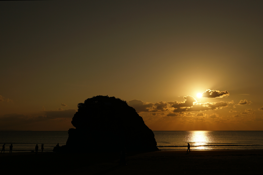 稲佐ノ浜の弁天島と夕日