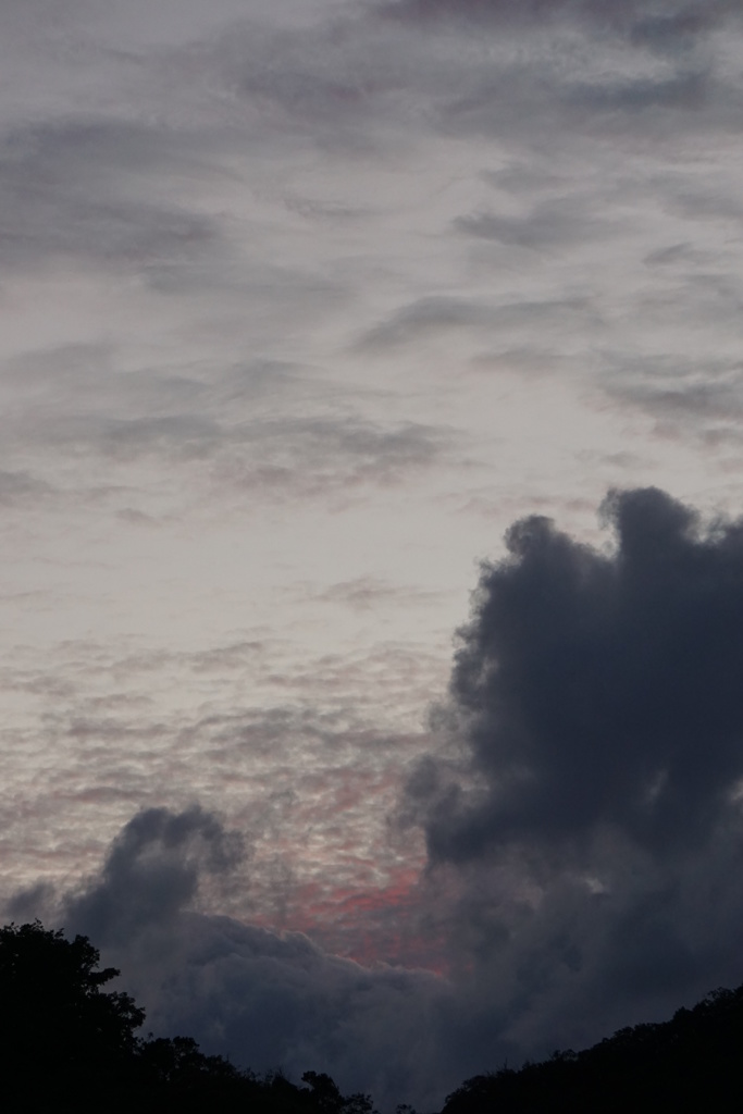 雲の向こうは