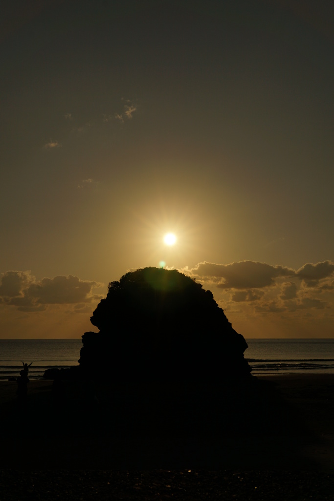 稲佐ノ浜の弁天島と夕日