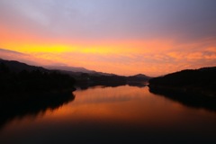 夕焼けのダム