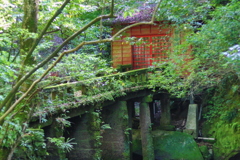 静かに佇む神社