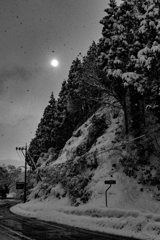 路地傍の雪山