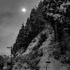 路地傍の雪山