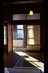 差し込む