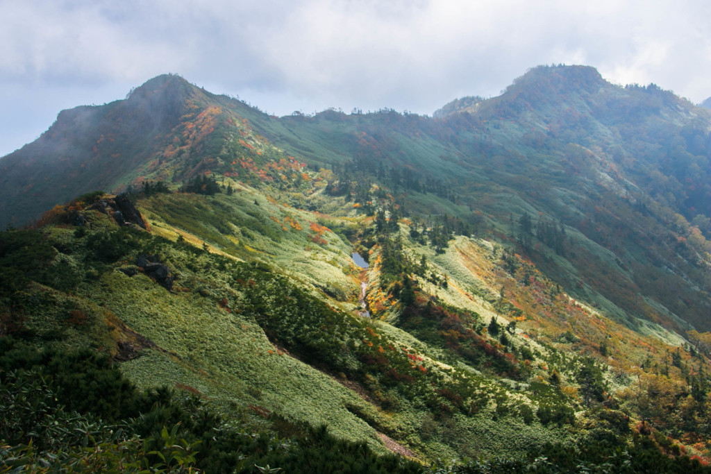 武尊山の山頂から西峰方向