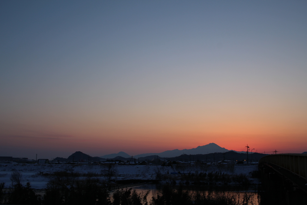 大山   日の出前