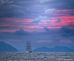 夜明けの空と海王丸