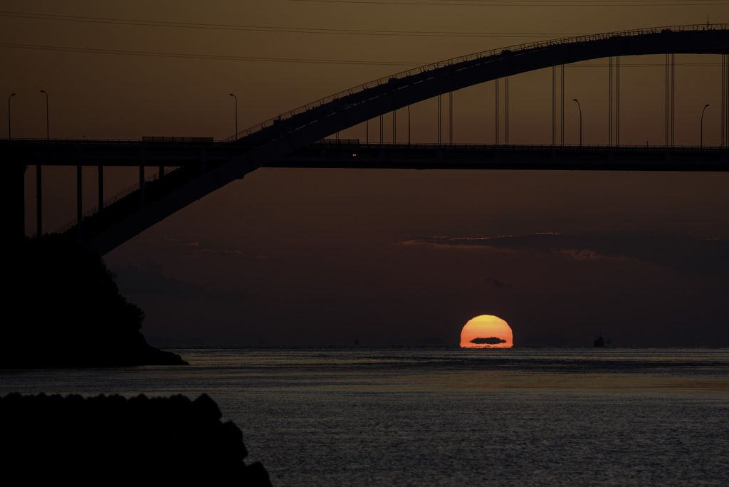 瀬戸の夕焼け　しまなみ海道　沈み行く太陽と浮かぶ島　続