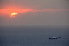 瀬戸の夕陽　帰路に就く夕焼け小焼けの伊丹便