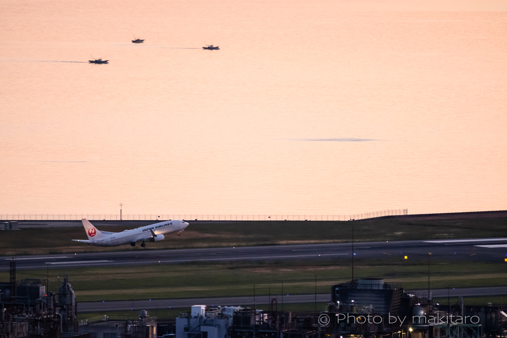 瀬戸の夕焼　帰港する漁船