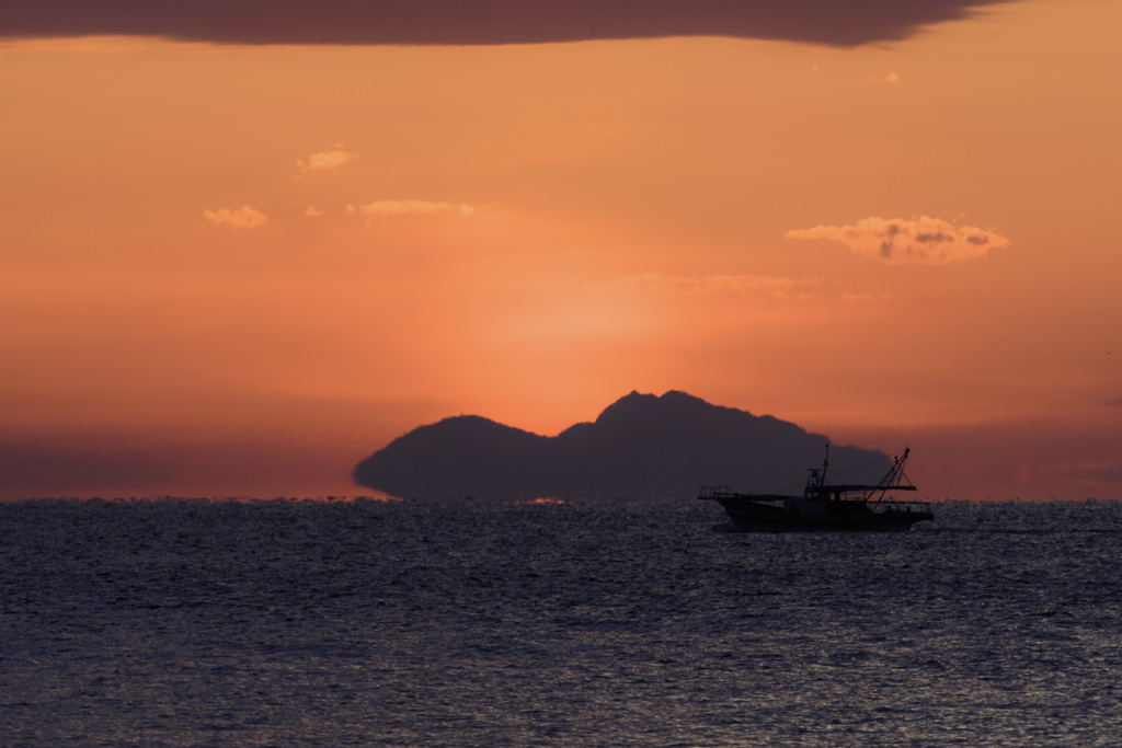 瀬戸の夕焼け　浮かぶ島