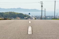 瀬戸の夏　熱い道路と青い海