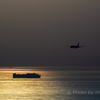 瀬戸の夕陽　出航する船と寄港する飛行機