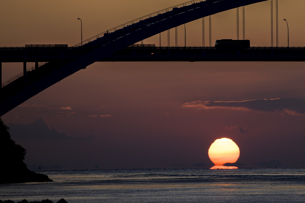 瀬戸の夕焼け　しまなみ海道　沈み行く太陽と浮かぶ島