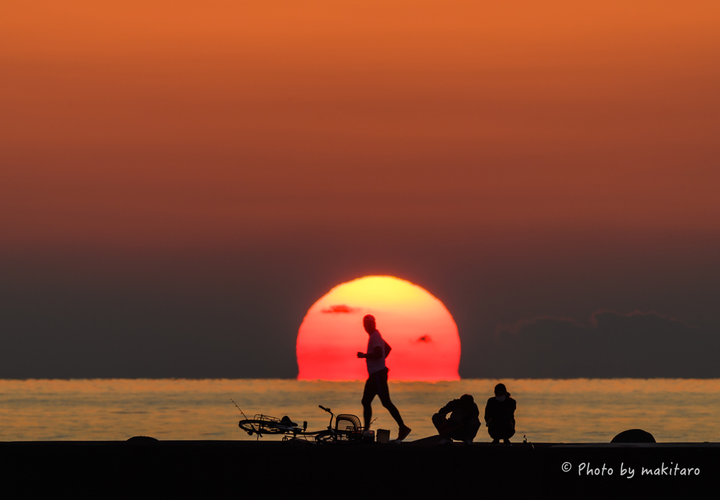 瀬戸の夕景　夕陽のランナー