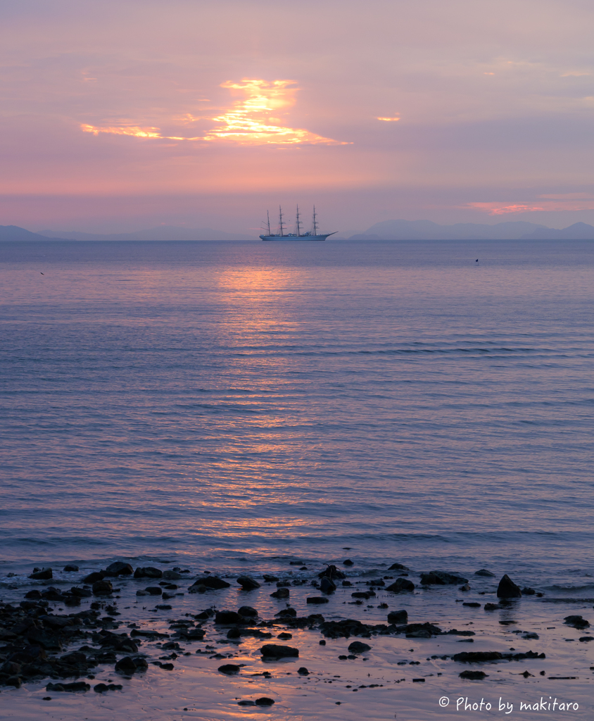 瀬戸の夕景　銭形沖の日本丸