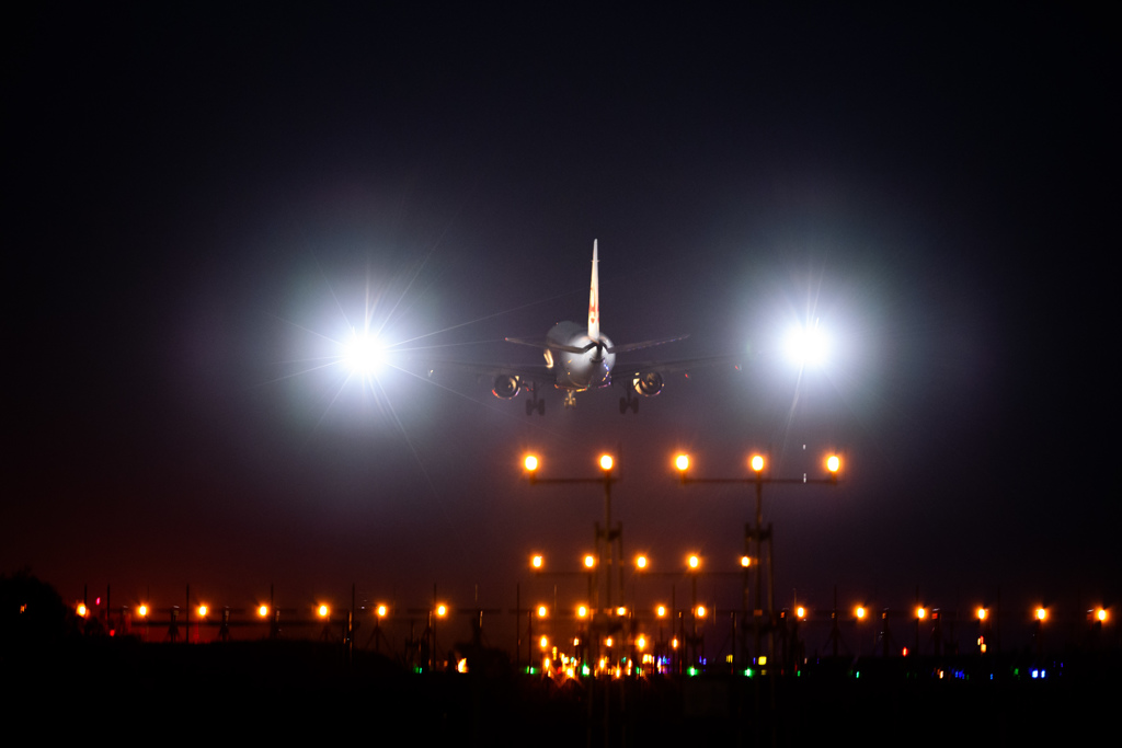 帰投　夕闇の中　landing light点灯