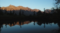夕暮れ時　　鏡池に映り込む槍ヶ岳　