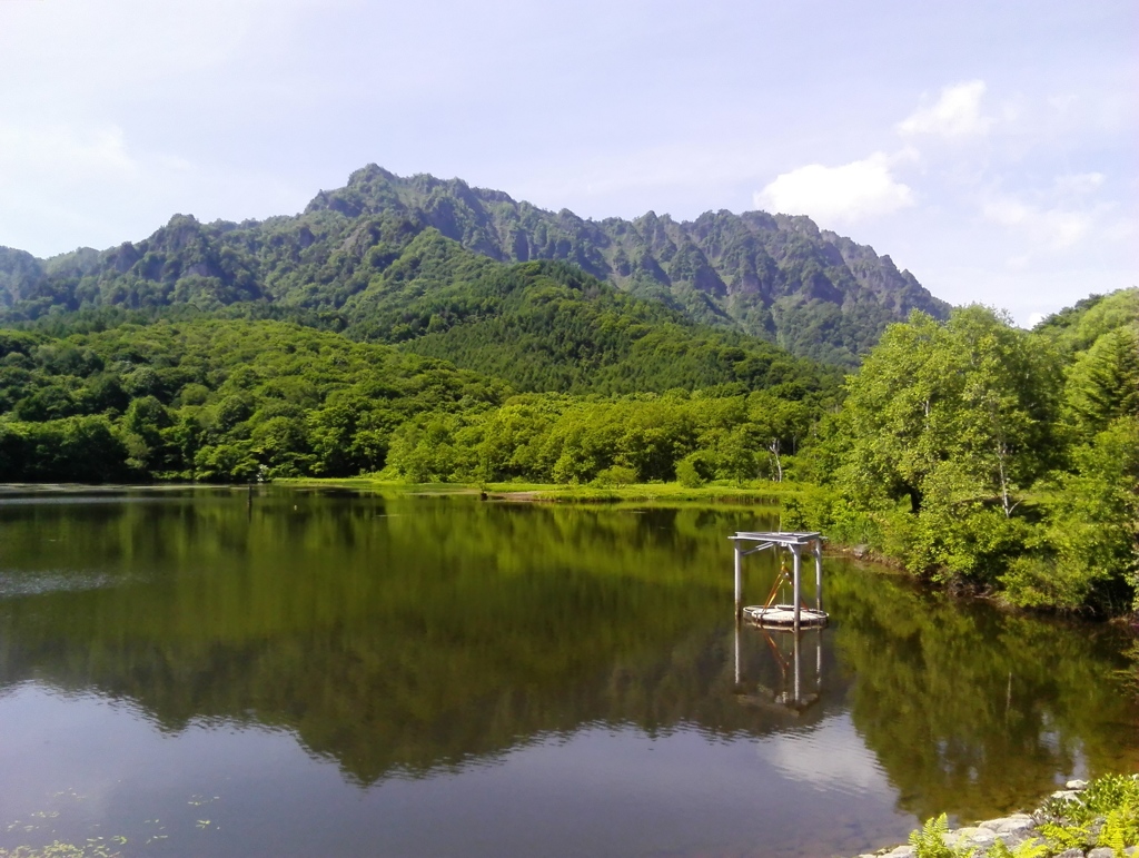 鏡池に映り込む　戸隠山