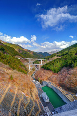 ループ橋と山と空