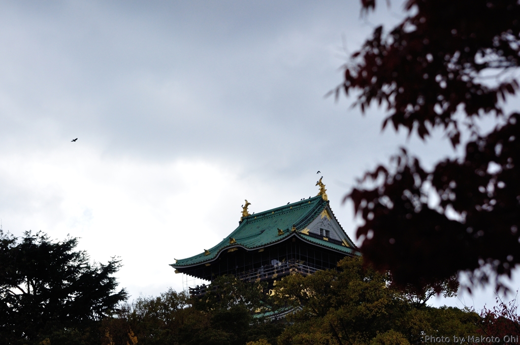 重々しい雰囲気