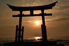 海と夕日と鳥居
