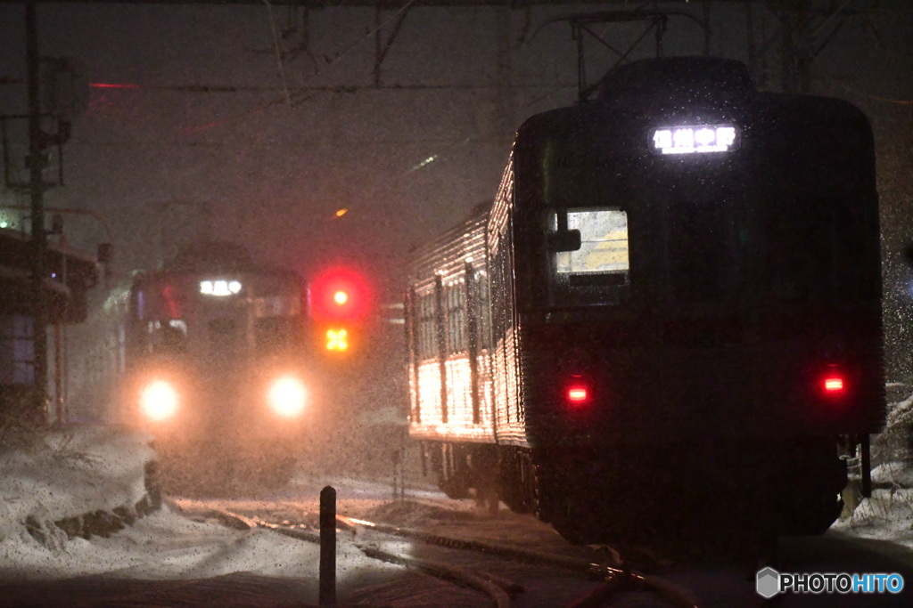 雪舞う交換駅