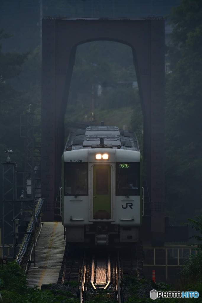 霧のトラス橋