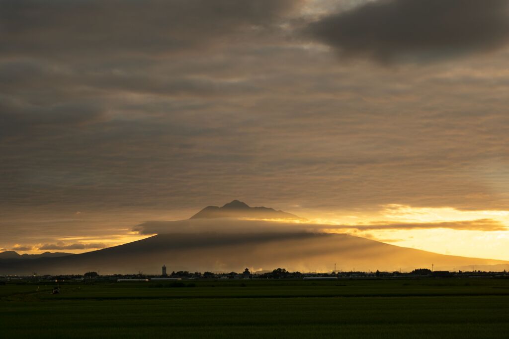 夕暮れの岩木山１（７月）