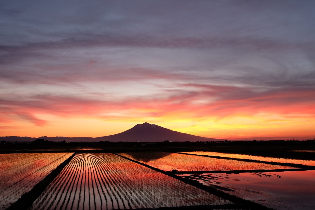 夕暮れ時の岩木山