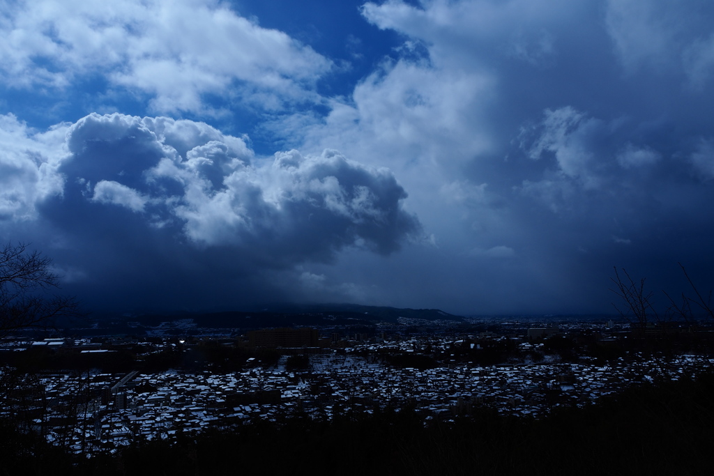 青空と雪雲と