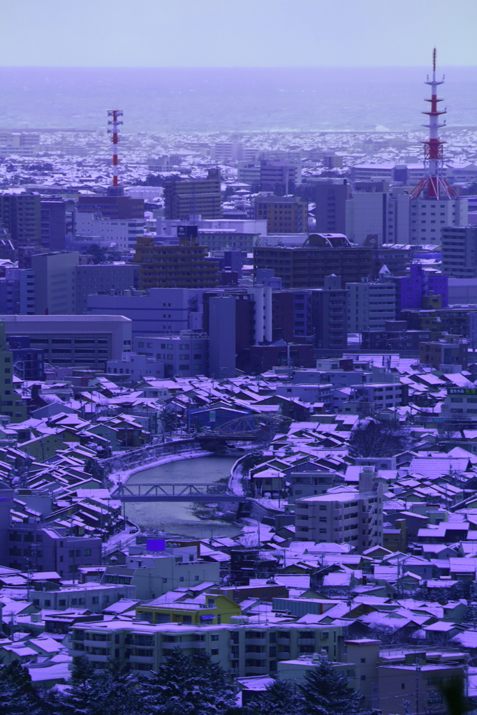 白い街と冬の海と