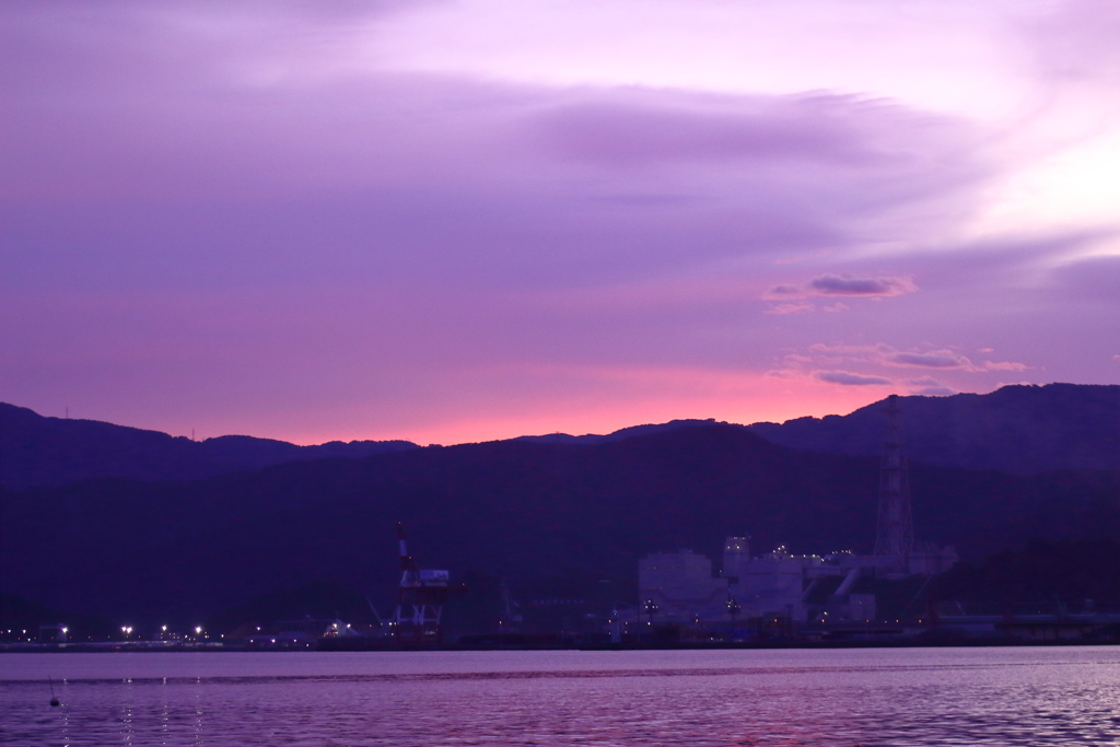 敦賀湾に昇る朝日
