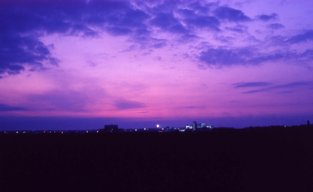 遠い空を