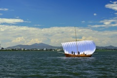 湖上の白帆