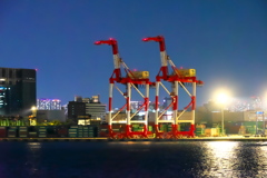 埠頭で働く2頭のキリン