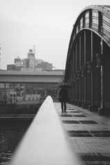 雨に